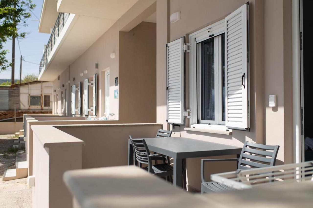 Loggos Apartments ลองกอส ภายนอก รูปภาพ