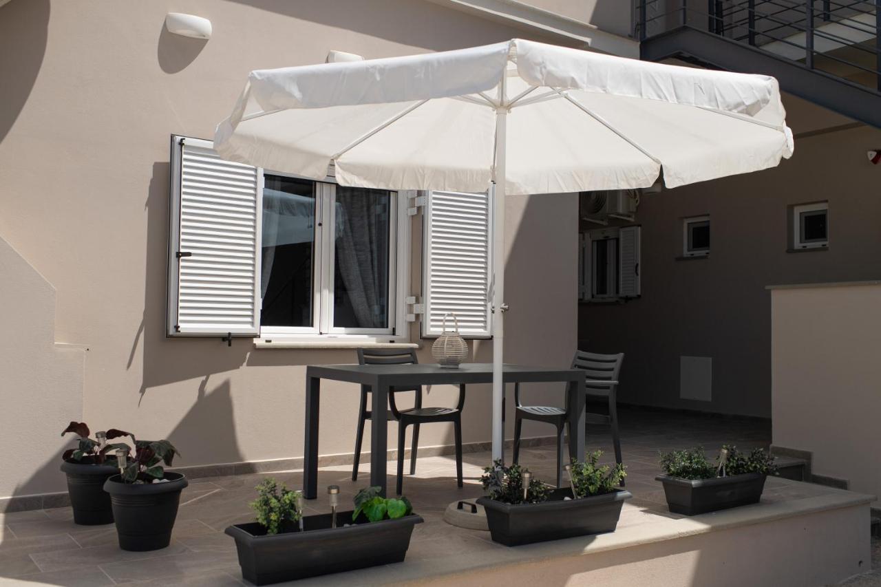 Loggos Apartments ลองกอส ภายนอก รูปภาพ